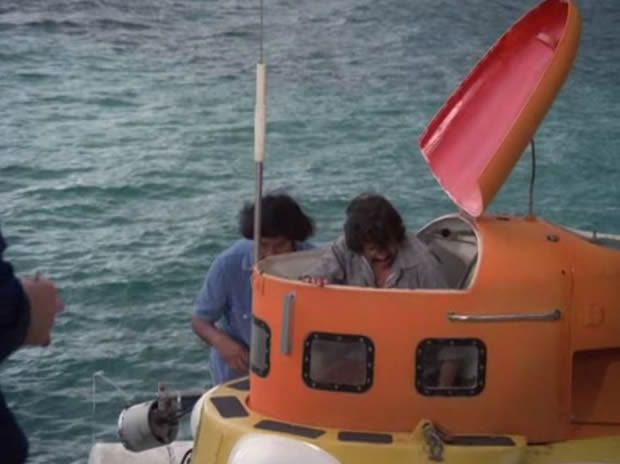Hawaii 5-0 - 8x11 "How to steal a submarine